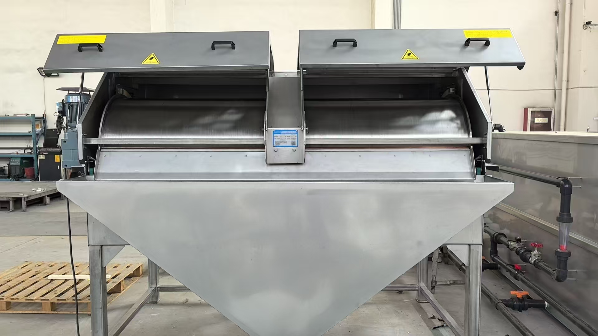 Externally fed drum screen for agricultural runoff